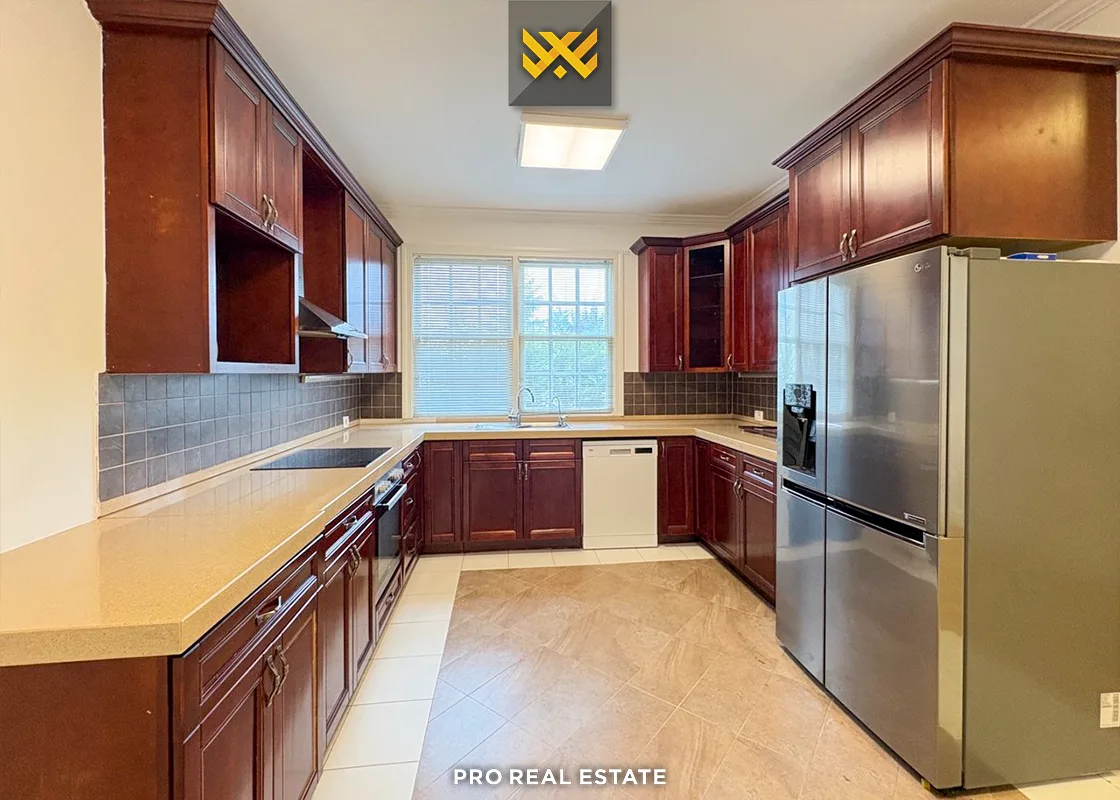 Shtëpi 264m² me #QIRA në Lagjen Fshati Ndërkombëtar