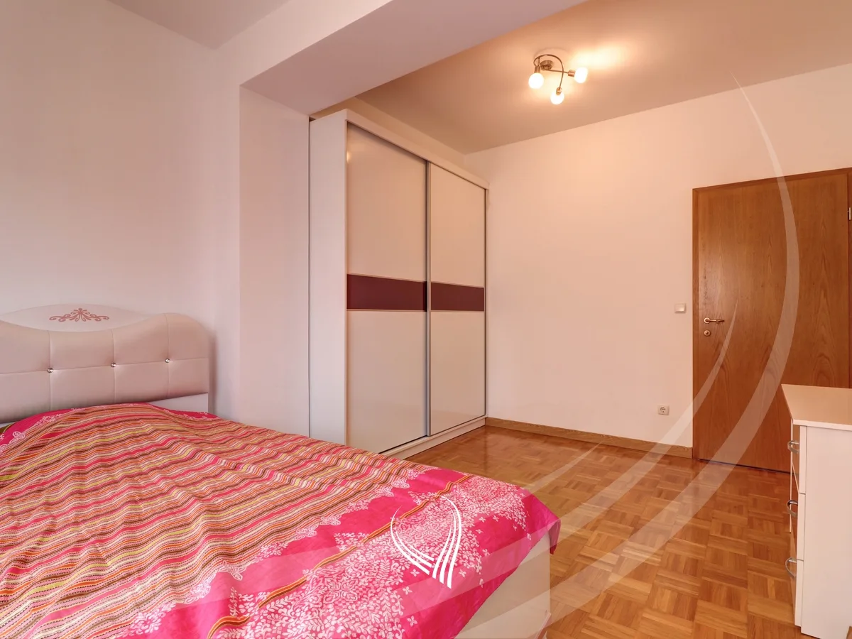 Banesë me 3 dhoma gjumi me qira në lagjen Arbëria – Dragodan