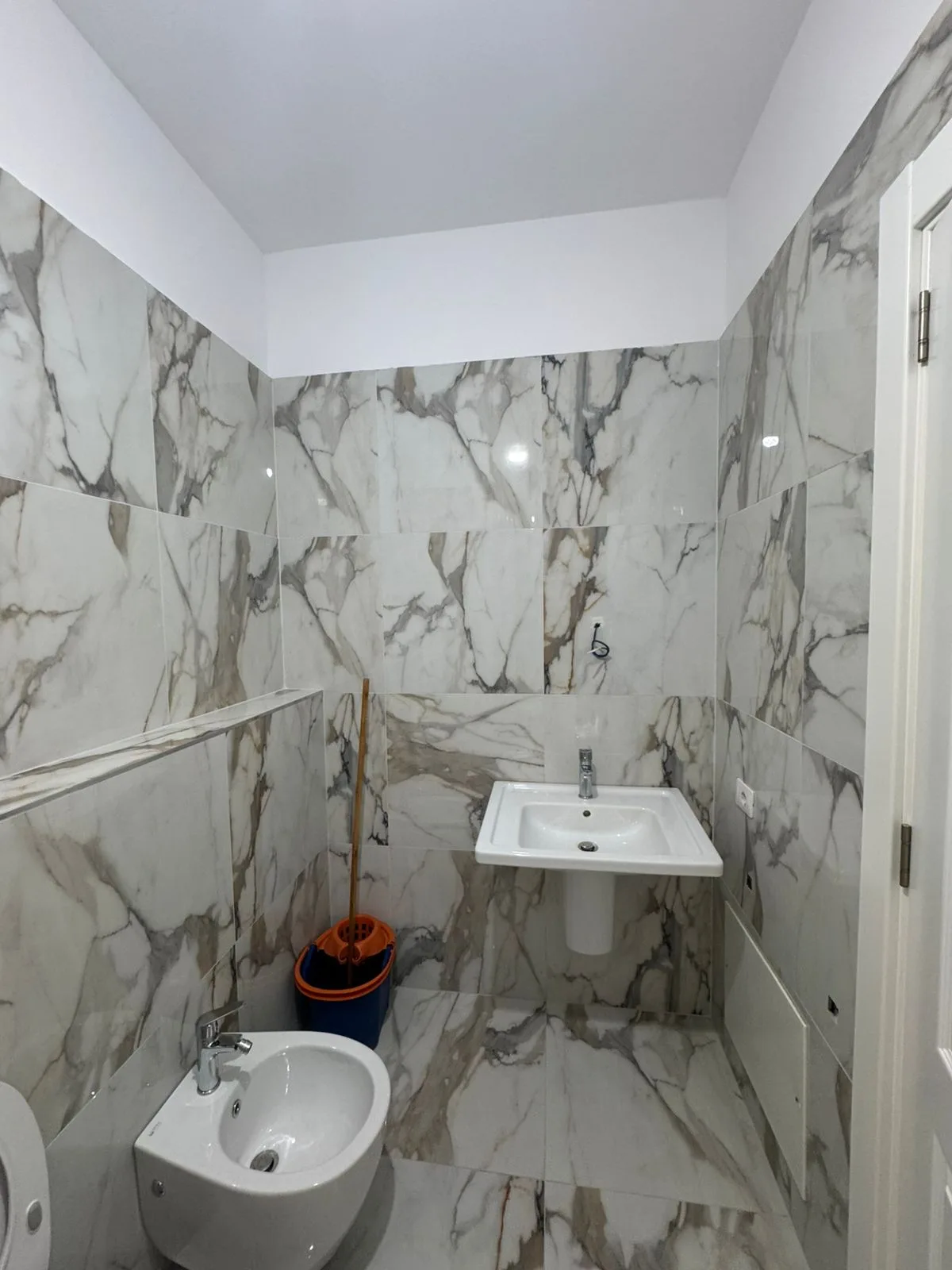 Zyre me Qera 2+1 tek Kompleksi Zirkon (ID B220330) Tirane