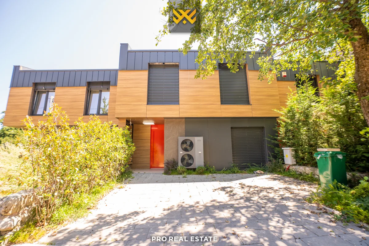 Villë 247m² për #SHITJE në Brezovicë