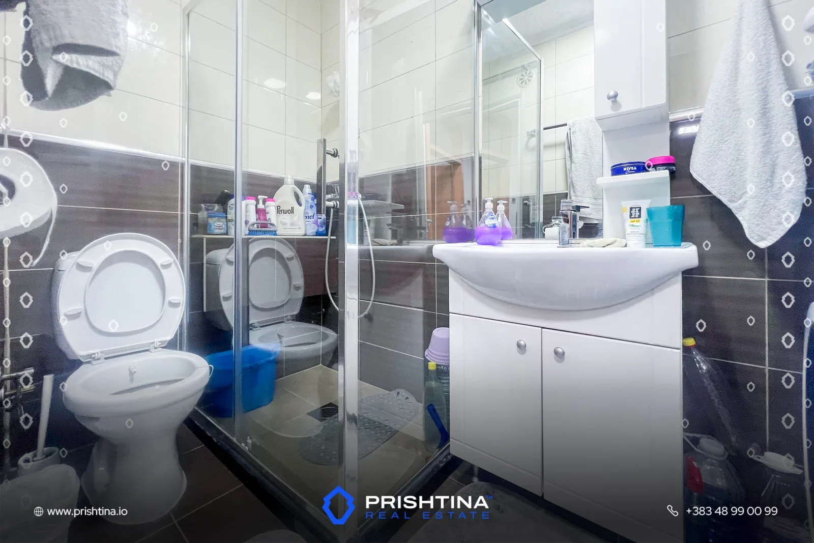 Zyrë me qira 75m² në Qendër