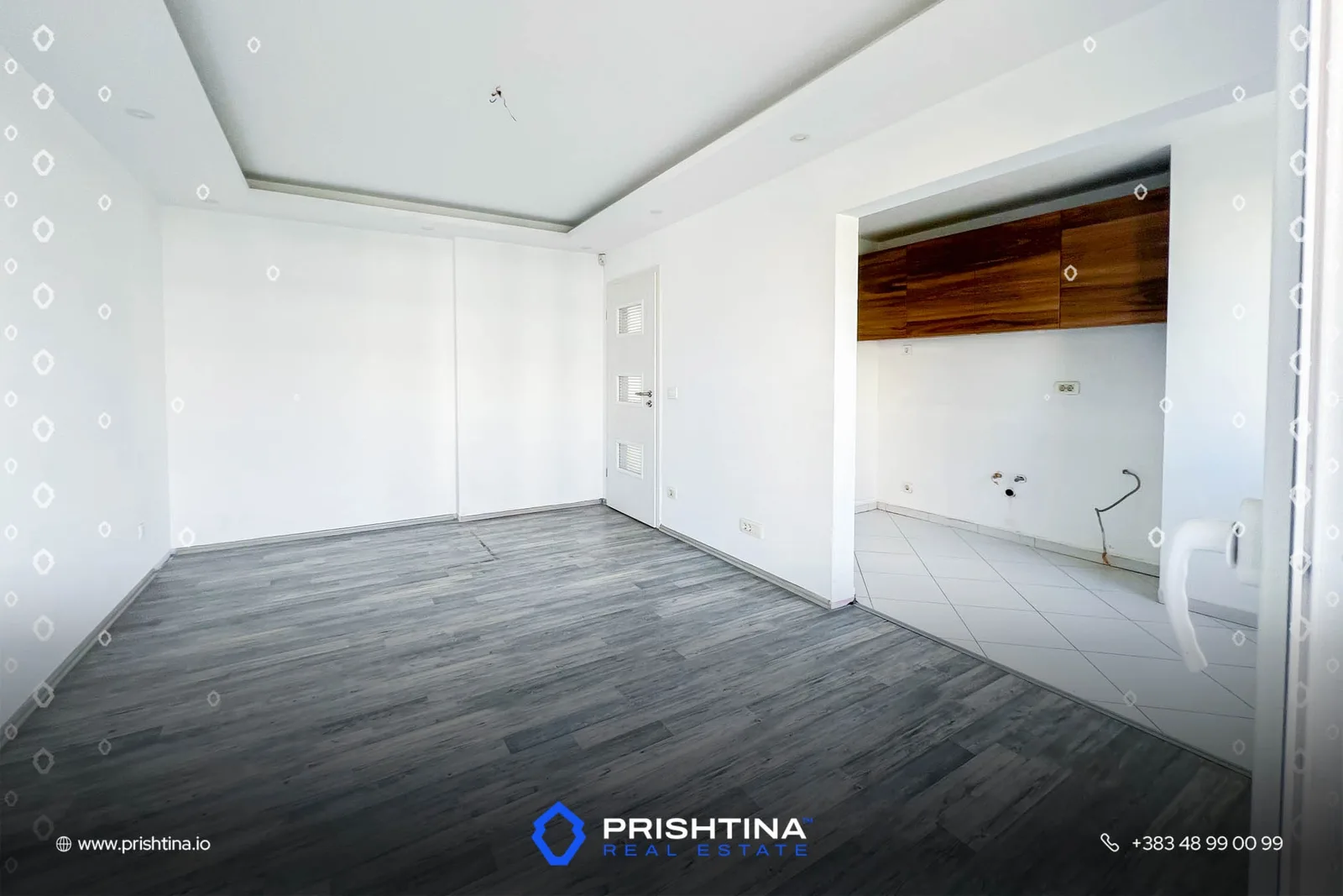 Zyrë me qira 75m² në Qendër