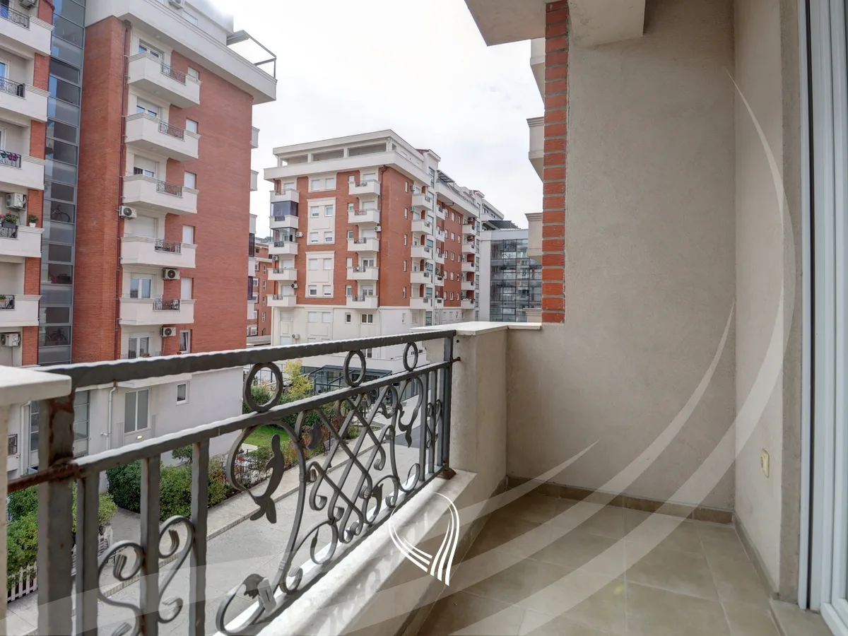 Banesë me 3 dhoma gjumi me qira në lagjen Kalabria- Emshir
