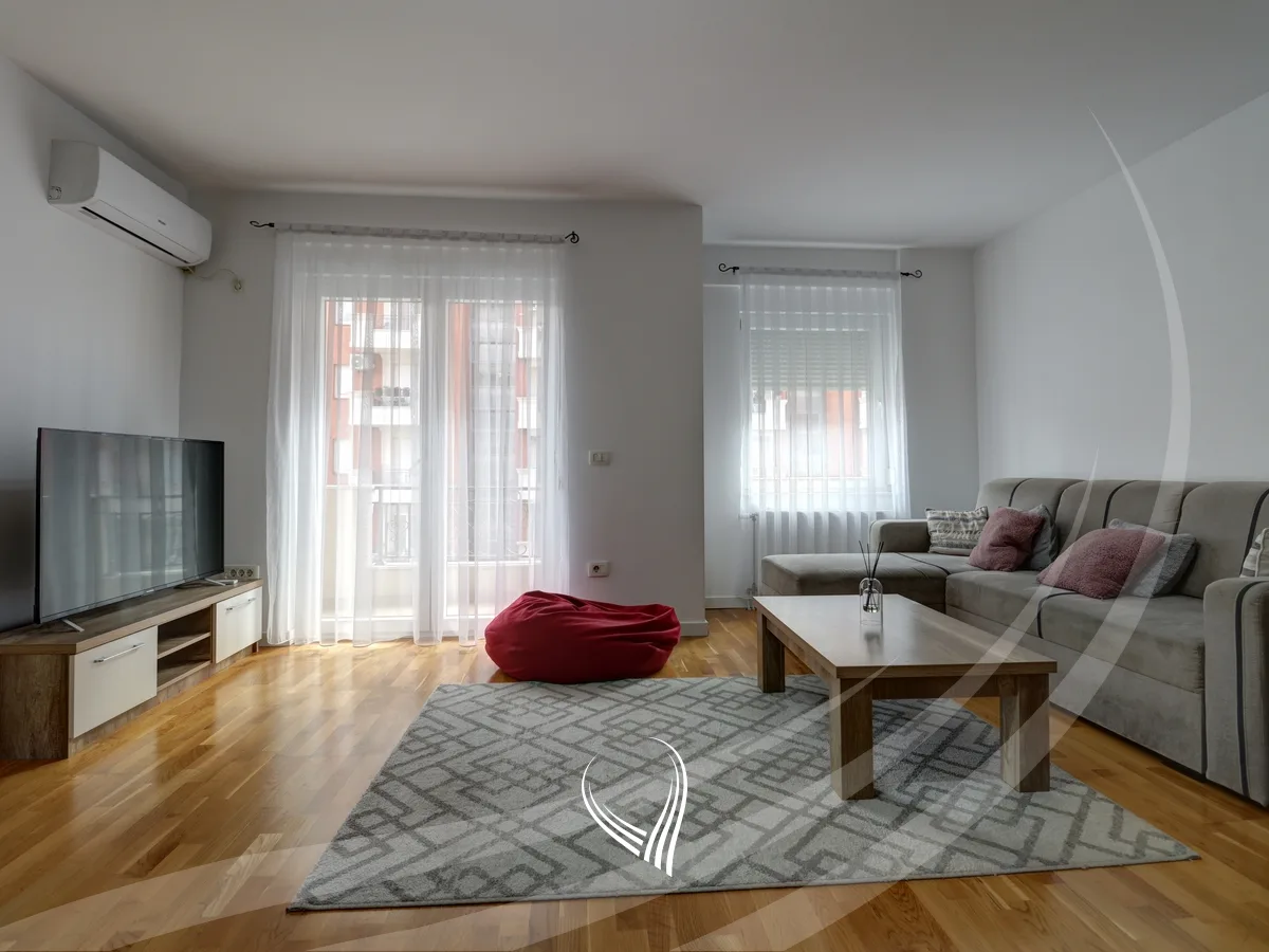 Banesë me 3 dhoma gjumi me qira në lagjen Kalabria- Emshir