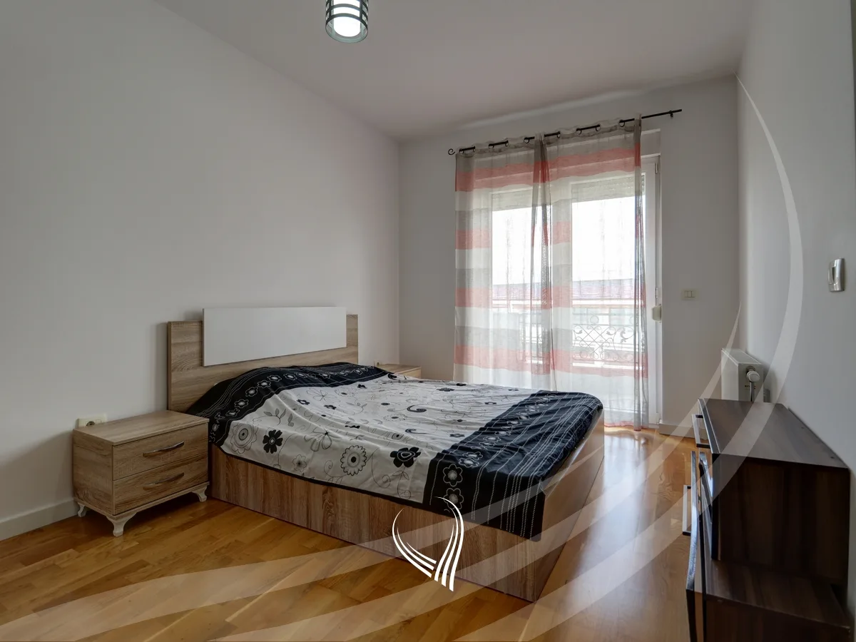 Banesë me 3 dhoma gjumi me qira në lagjen Kalabria- Emshir