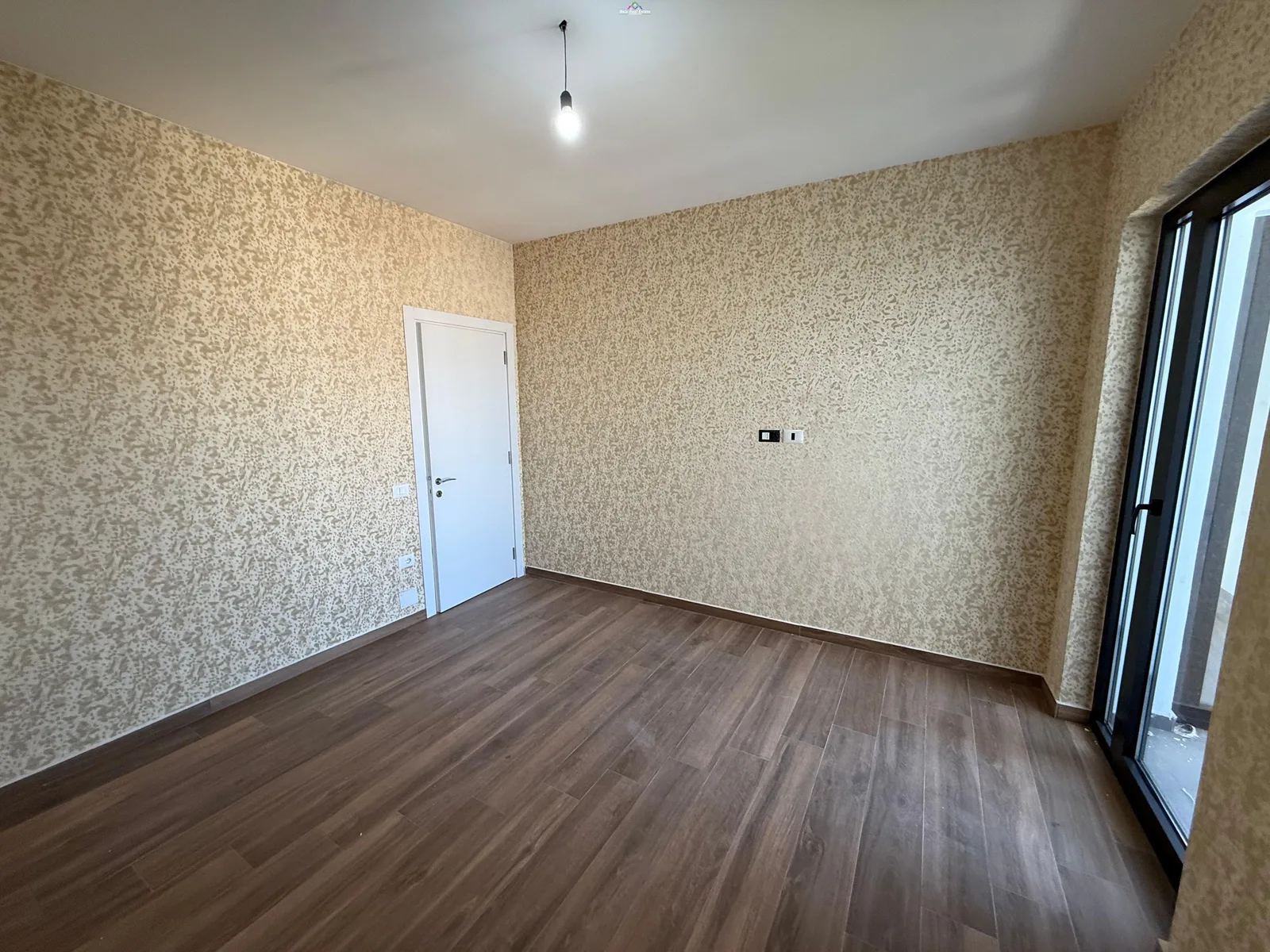 Zyre me Qera tek Farmacia 10 (ID BZ2693) Tirane