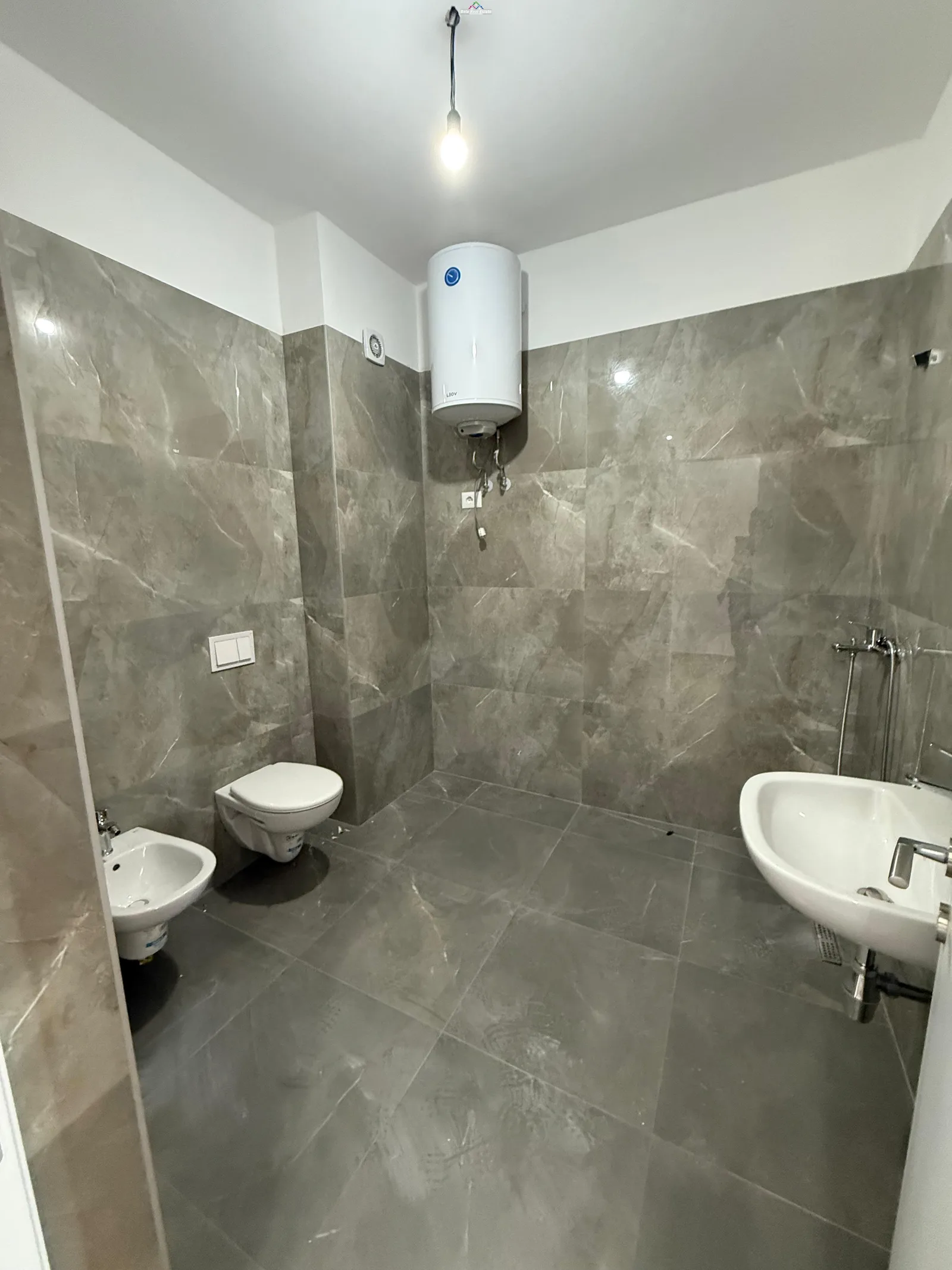 Zyre me Qera tek Farmacia 10 (ID BZ2693) Tirane