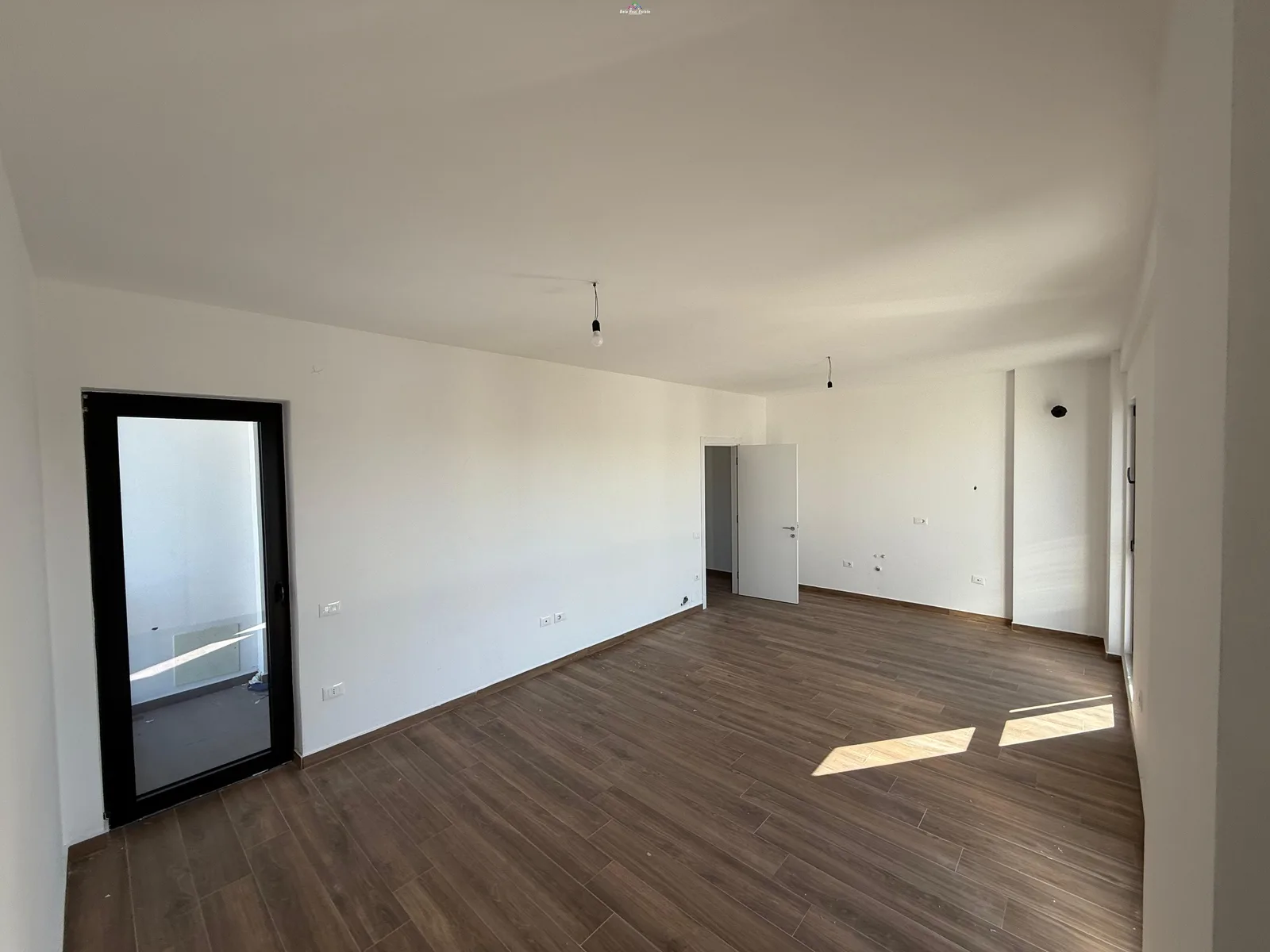 Zyre me Qera tek Farmacia 10 (ID BZ2693) Tirane