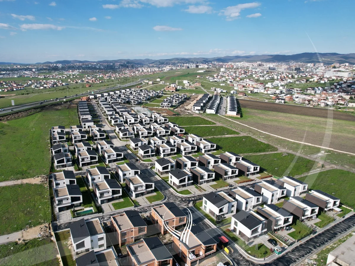 Shtëpi me 4 dhoma gjumi me qira në lagjen Priam Village