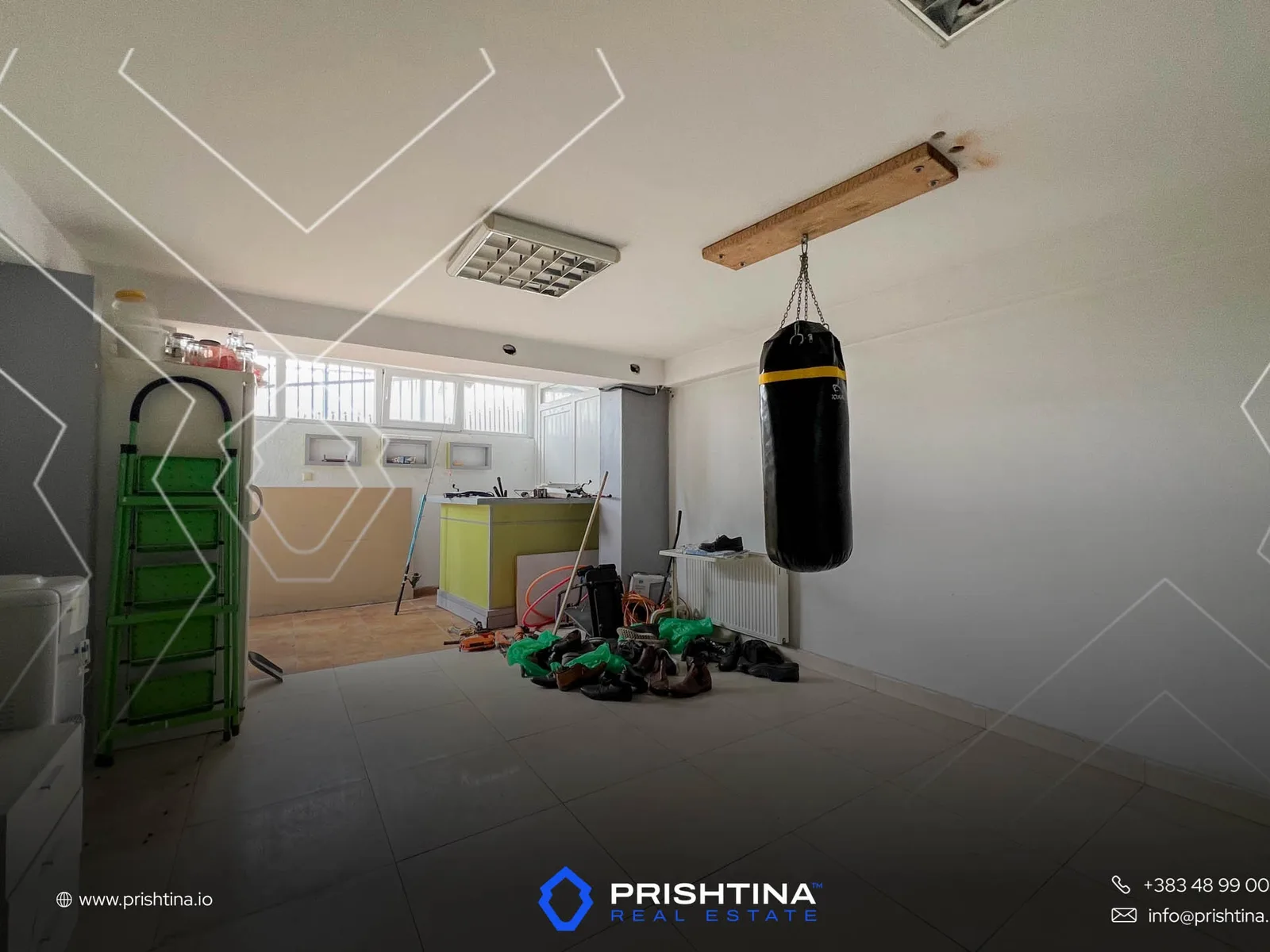 Shtëpi në shitje dhe me qira 400m² në Veternik