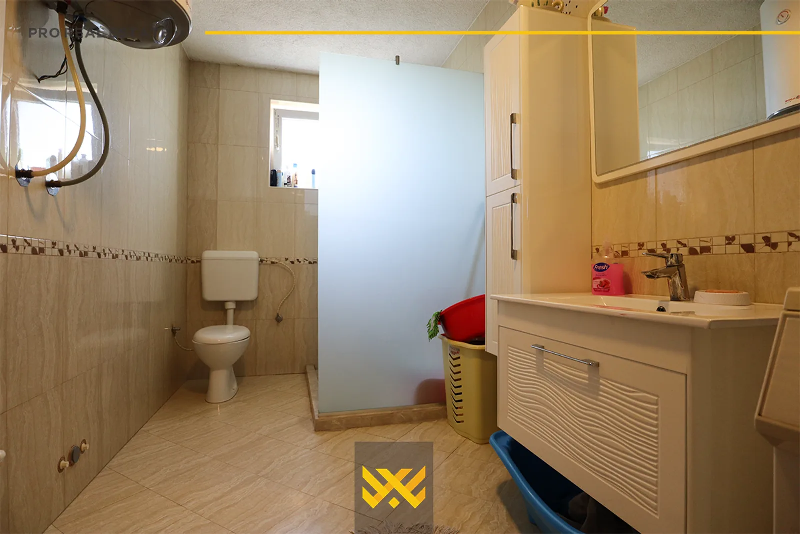 Shtëpi 250m² në #SHITJE në Lagjen Qëndresa.