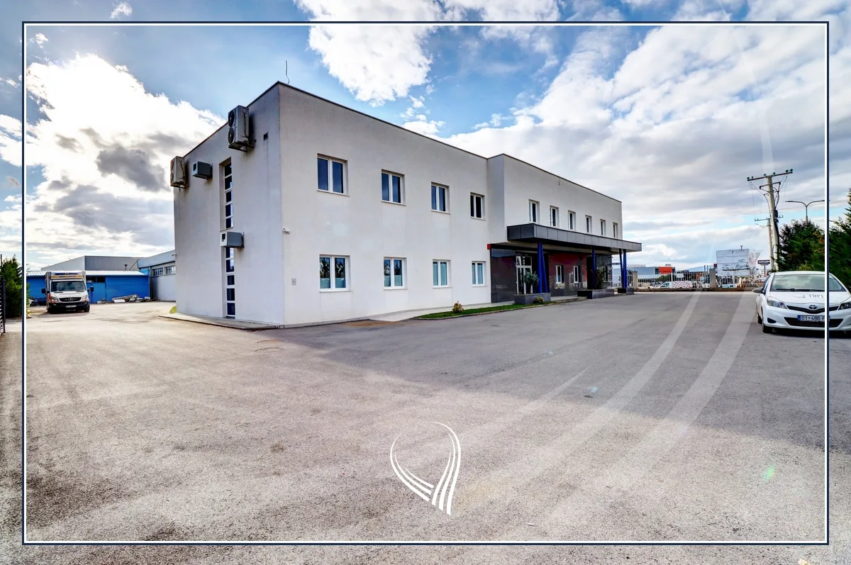 Depo 1640m2 me qira në Konjuh
