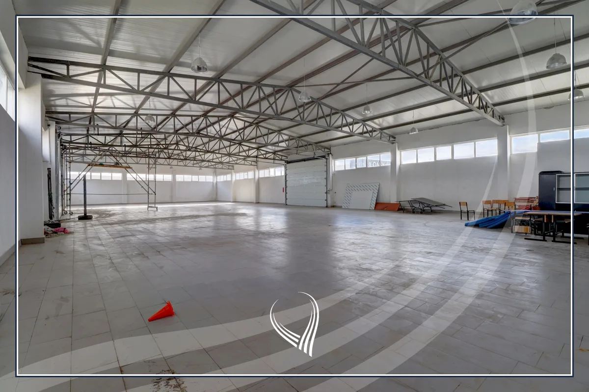 Depo 1640m2 me qira në Konjuh