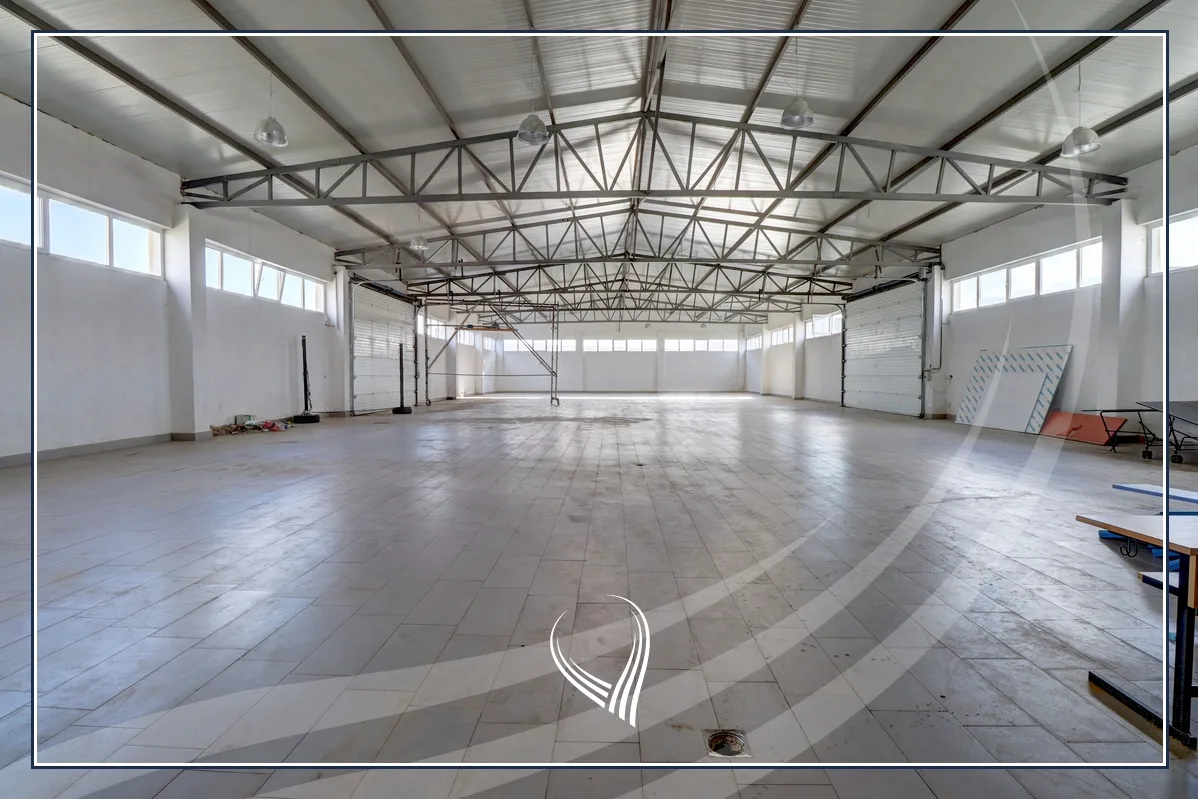 Depo 1640m2 me qira në Konjuh