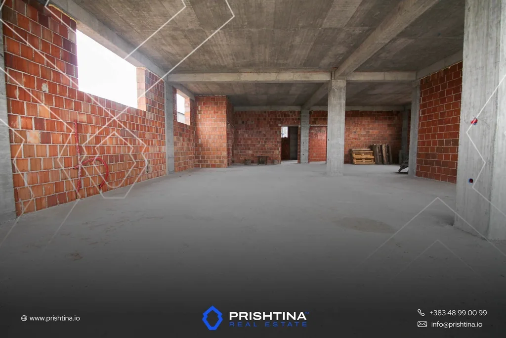 Objekt me qira 1500m² në Veternik