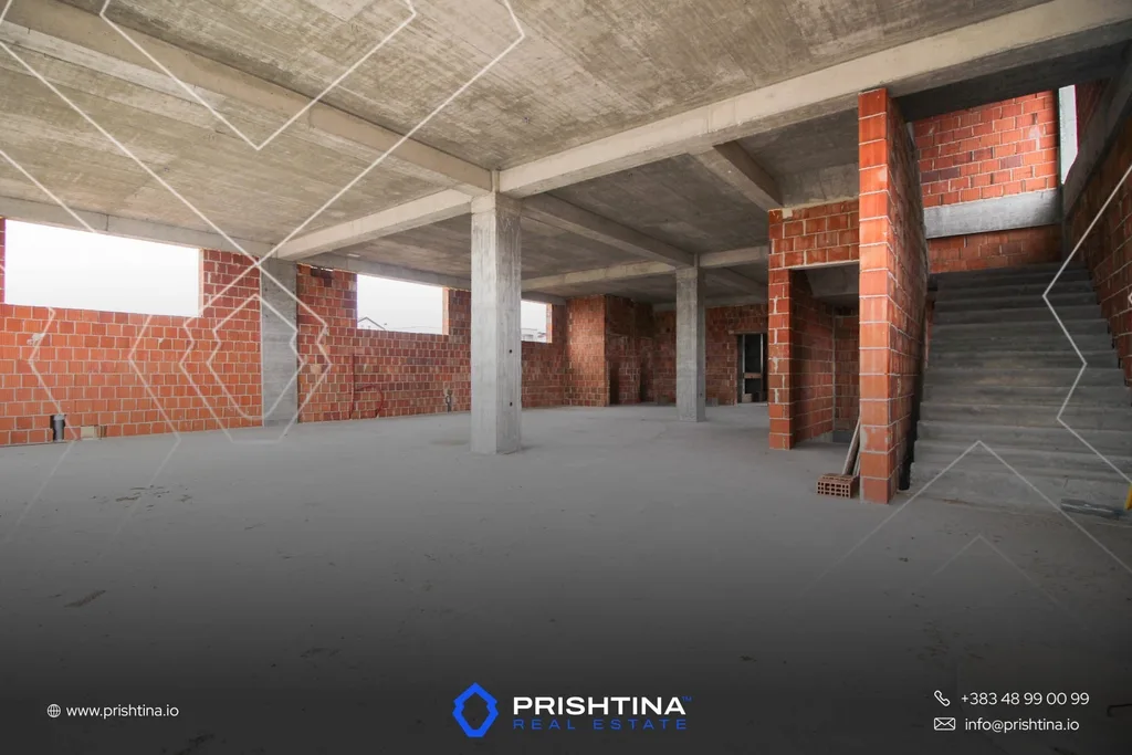 Objekt me qira 1500m² në Veternik