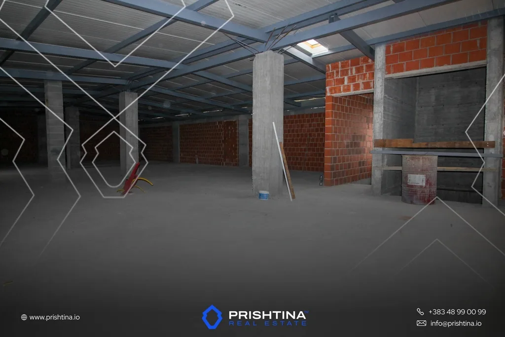 Objekt me qira 1500m² në Veternik