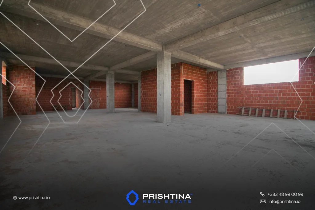 Objekt me qira 1500m² në Veternik