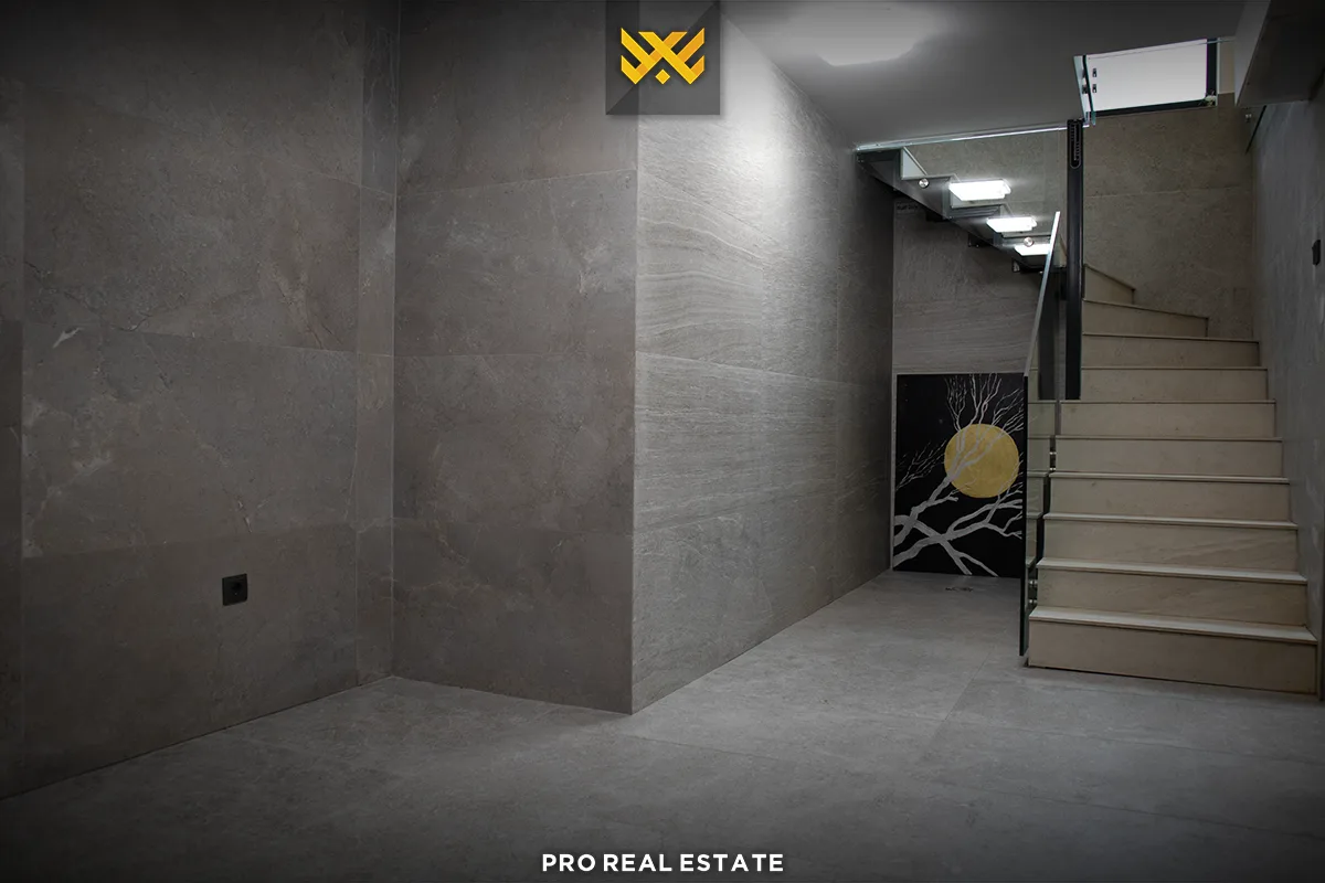 Lokal 73m² + 32m² për #SHITJE në Dardani.