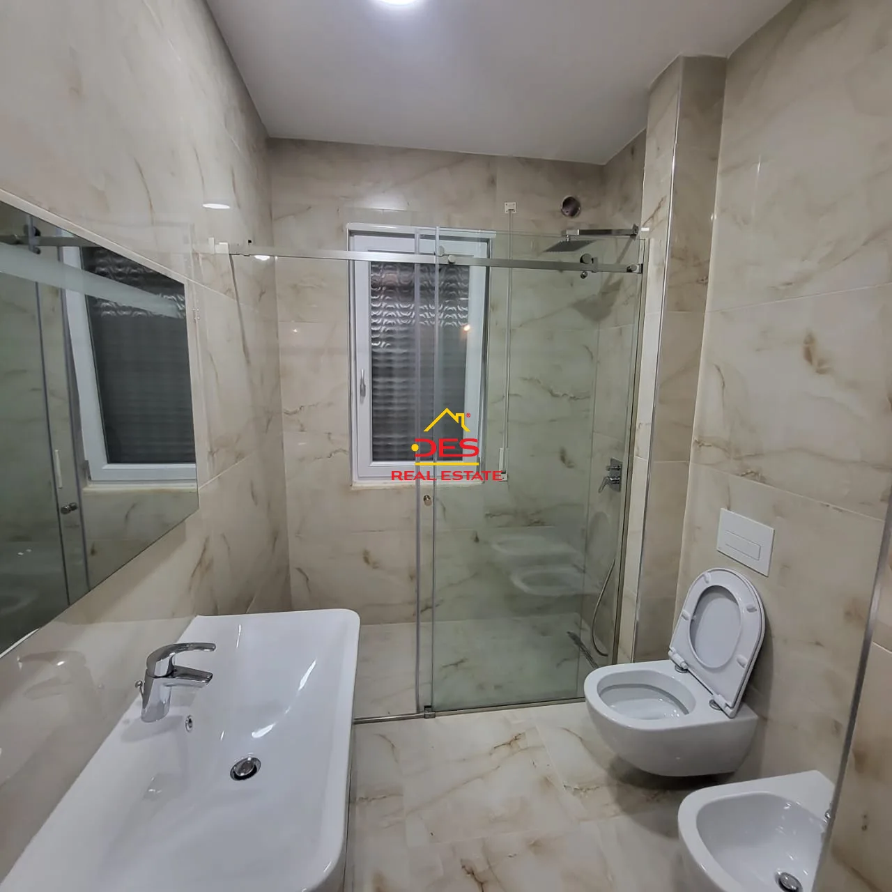 Jepet me qira super apartament 2+1+2, kopshti botanik, tiranë.