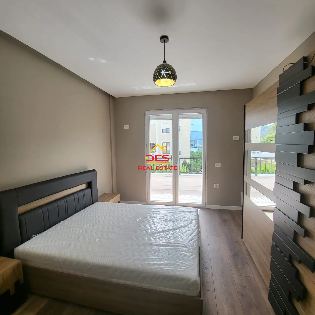 Jepet me qira super apartament 2+1+2, kopshti botanik, tiranë.
