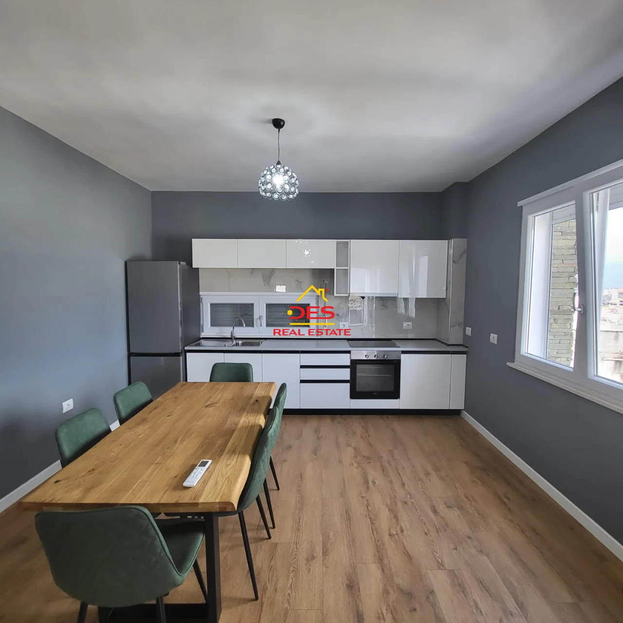 Jepet me qira super apartament 2+1+2, kopshti botanik, tiranë.