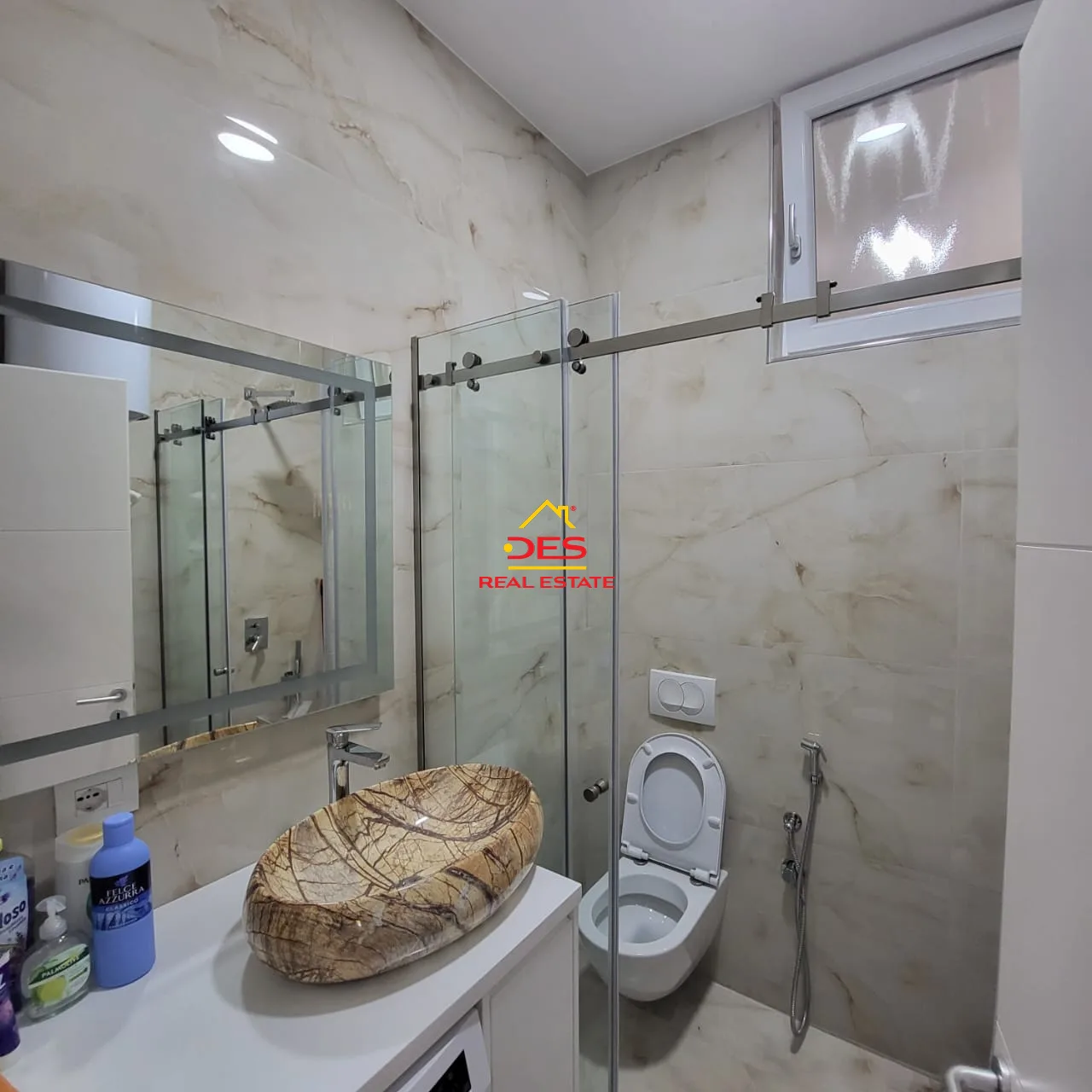 Jepet me qira super apartament 2+1+2, kopshti botanik, tiranë.