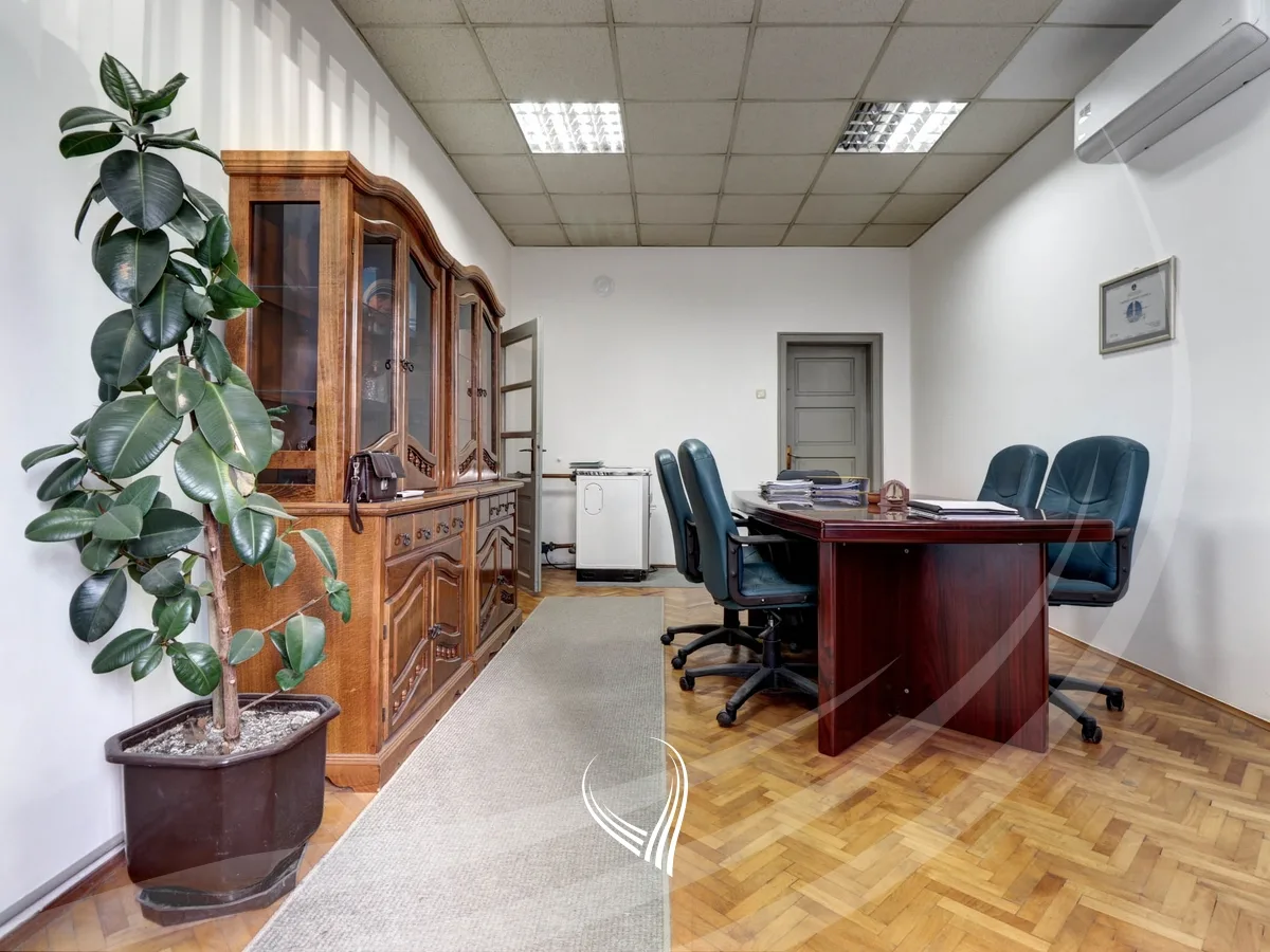 Zyre me 3 dhoma pune me qira në lagjen Pejton