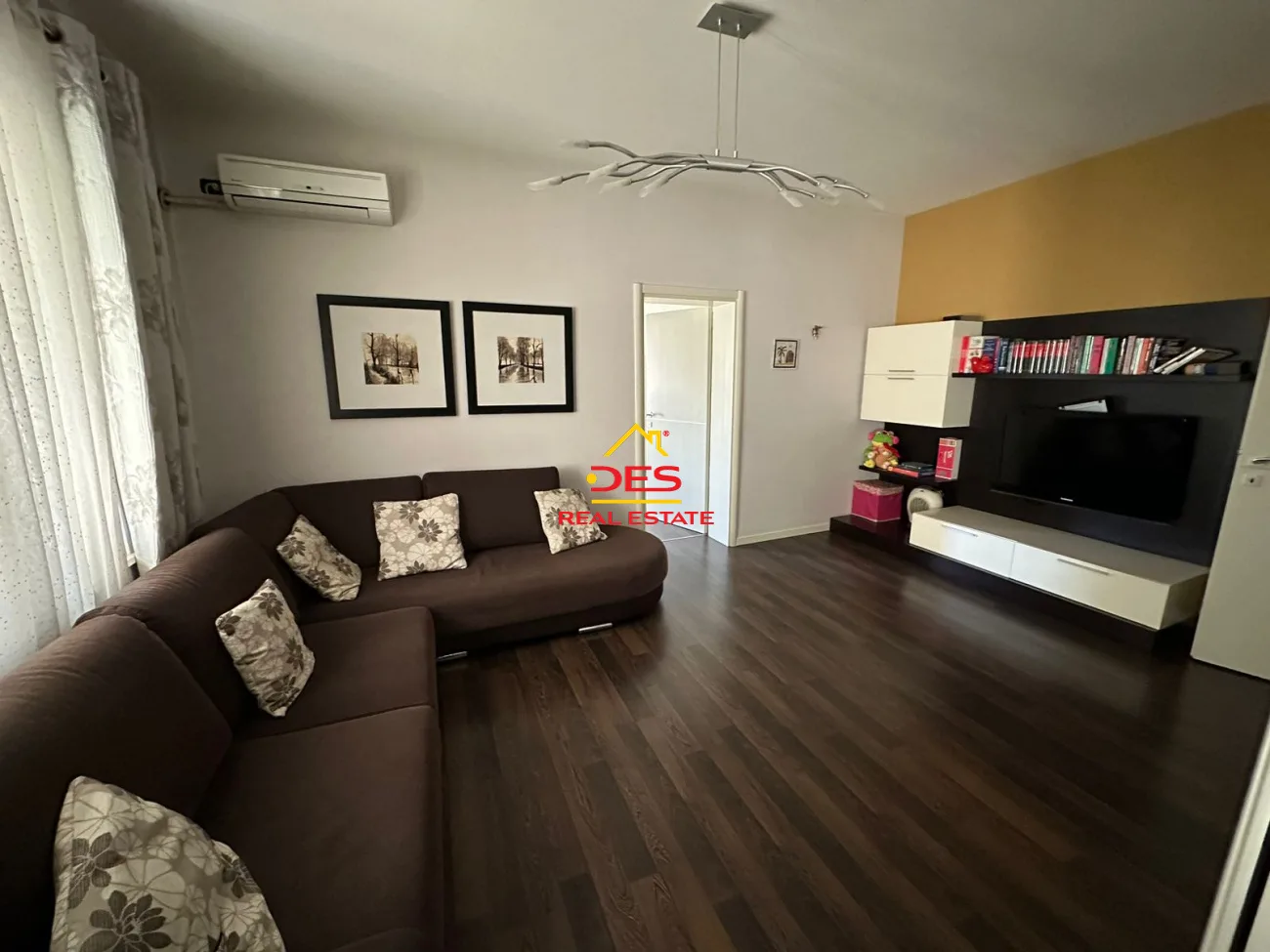 Jepet me qira apartament 2+1 qendër, elbasan.