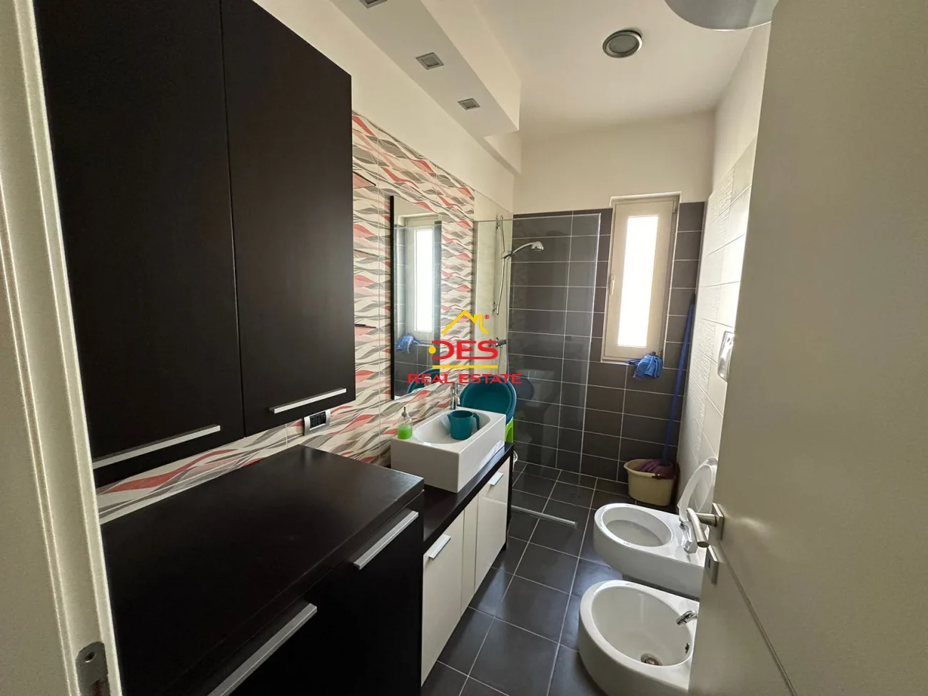 Jepet me qira apartament 2+1 qendër, elbasan.