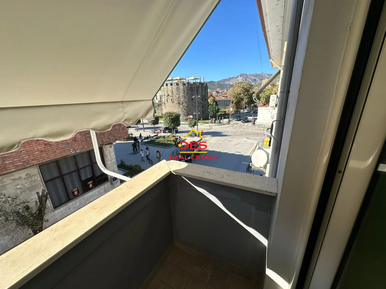 Jepet me qira apartament 2+1 qendër, elbasan.