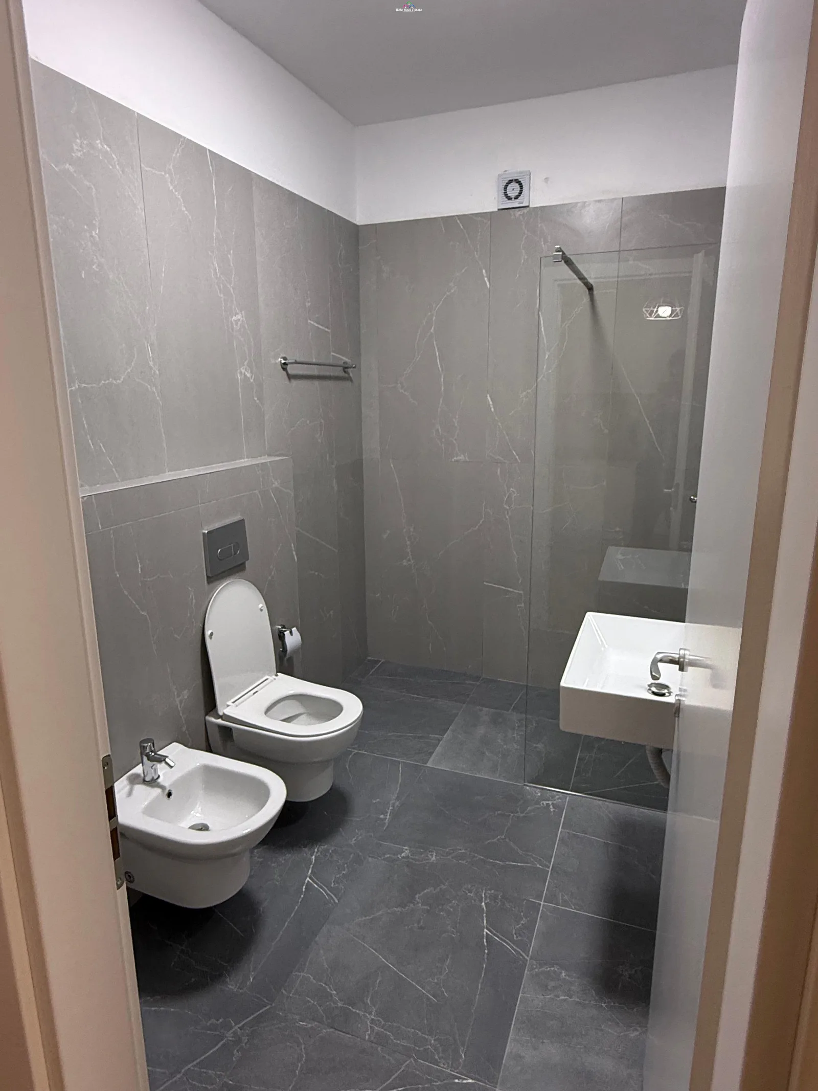 Apartament Me Qera 1+1 Ne 5 Maj ( ID B2101516) Tirane
