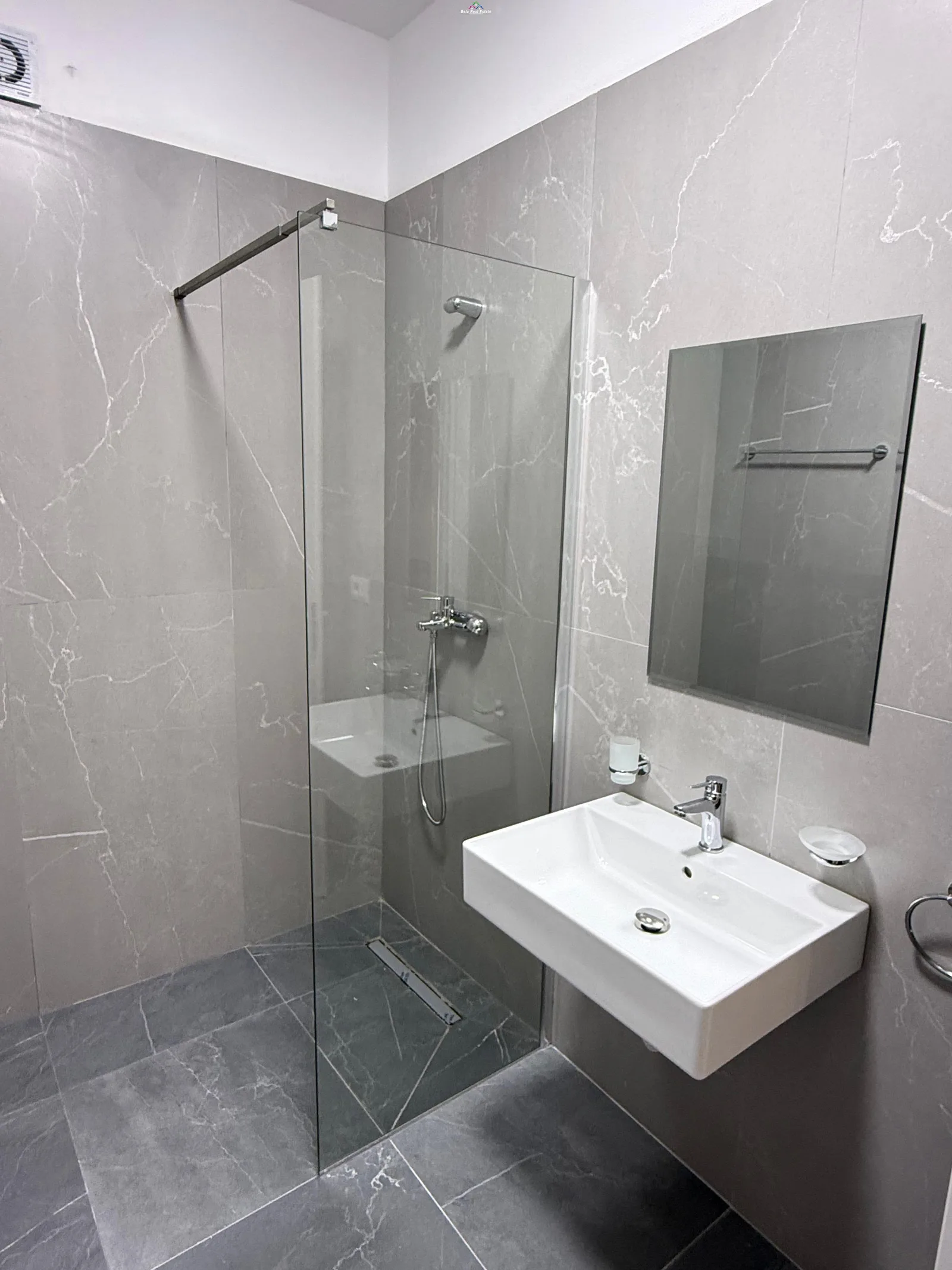 Apartament Me Qera 1+1 Ne 5 Maj ( ID B2101516) Tirane