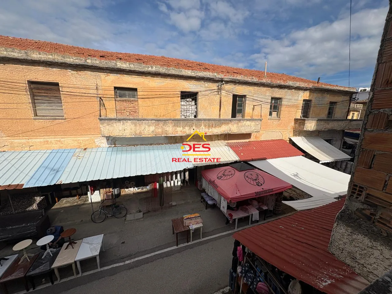 Shitet ndërtesë dy-katëshe te tregu i madh, vlorë