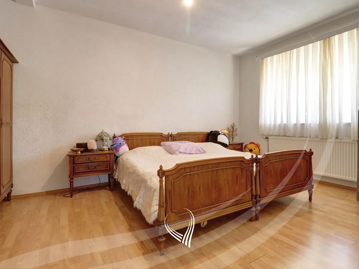 Shtëpi me 5 dhoma gjumi dhe 12.10 ari tokë në shitje në lagjen Taukbashçe