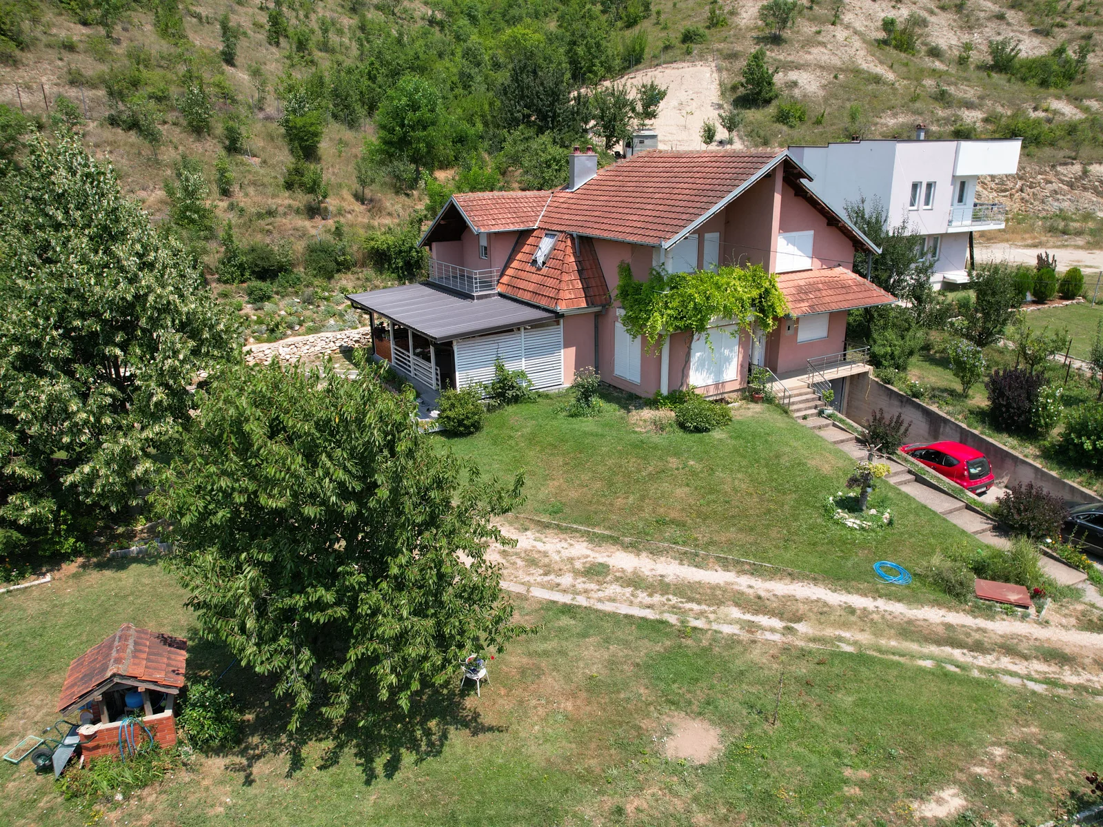 Shtëpi me 5 dhoma gjumi dhe 12.10 ari tokë në shitje në lagjen Taukbashçe