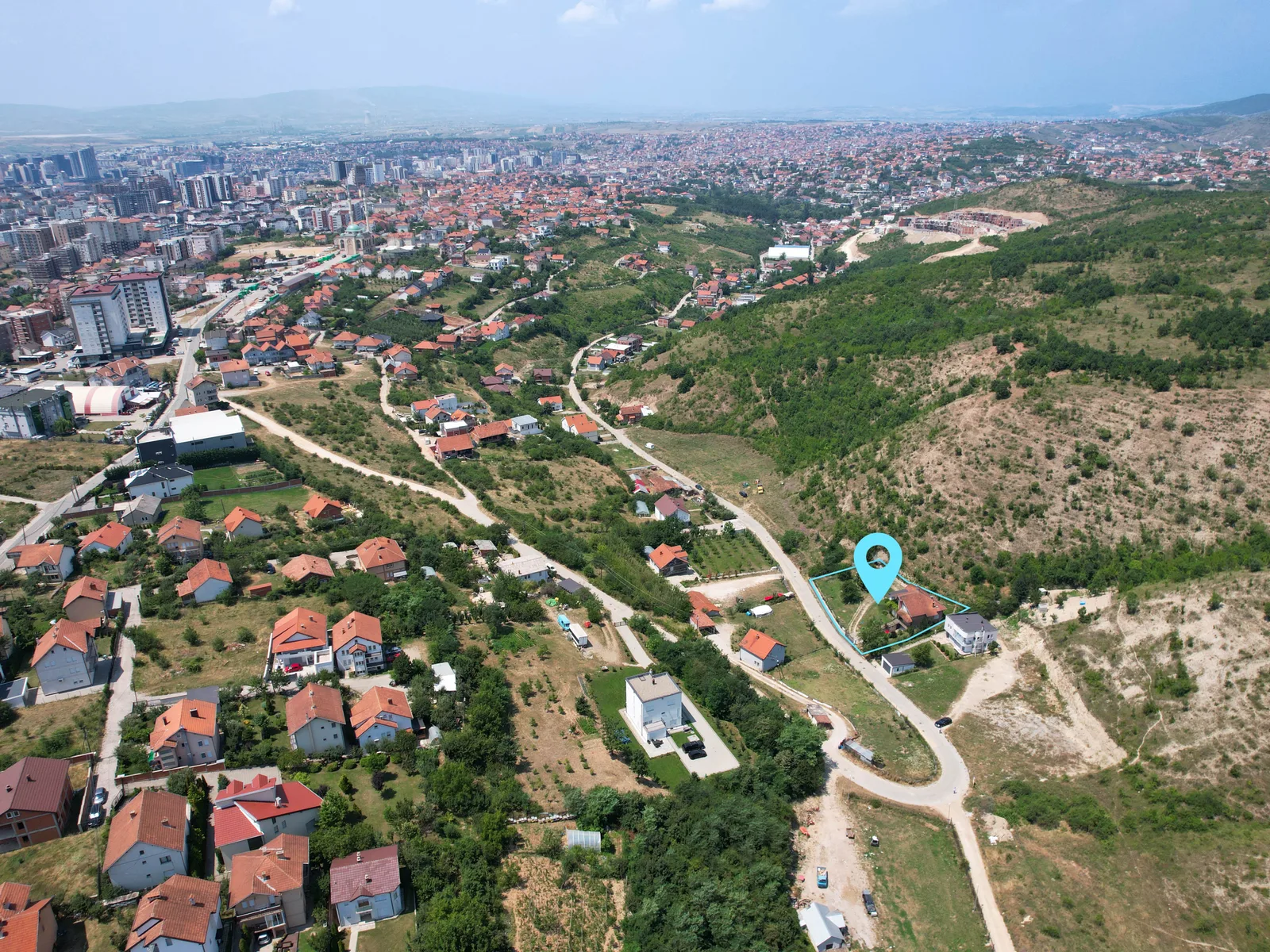 Shtëpi me 5 dhoma gjumi dhe 12.10 ari tokë në shitje në lagjen Taukbashçe