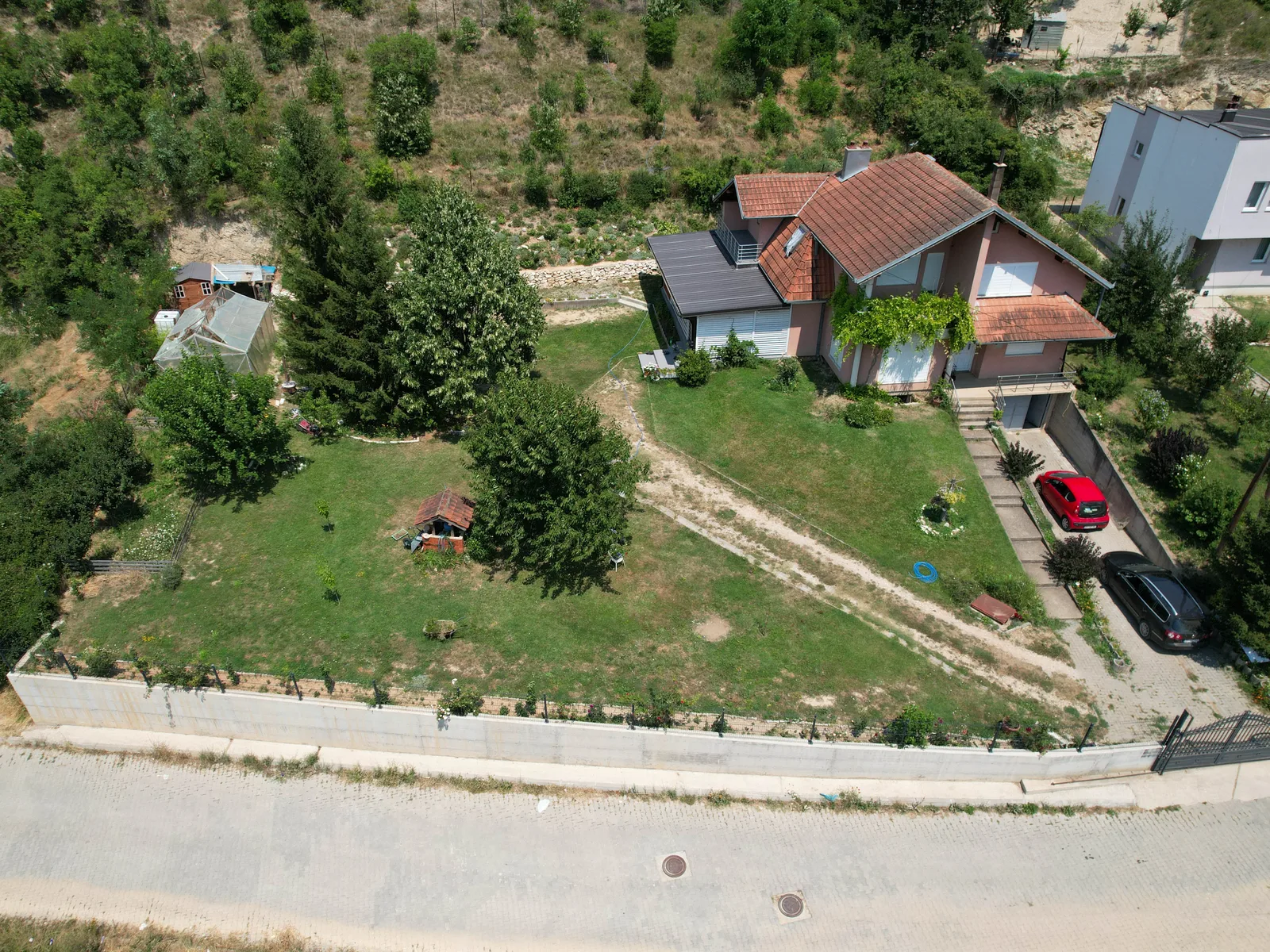 Shtëpi me 5 dhoma gjumi dhe 12.10 ari tokë në shitje në lagjen Taukbashçe