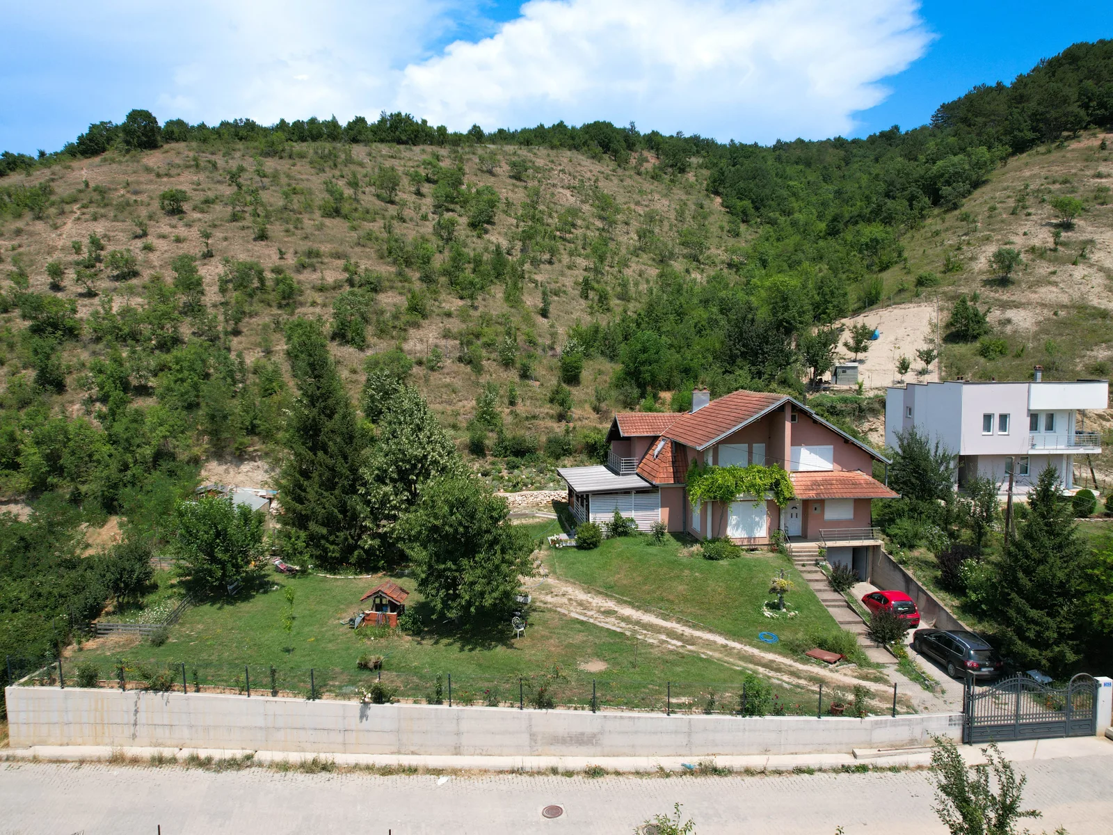 Shtëpi me 5 dhoma gjumi dhe 12.10 ari tokë në shitje në lagjen Taukbashçe
