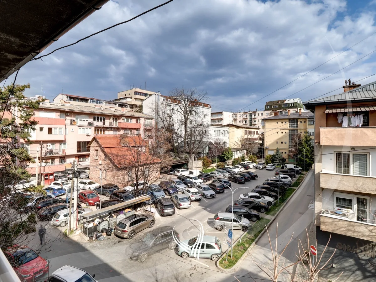 Banesë me 3 dhoma gjumi me qira në Qendër