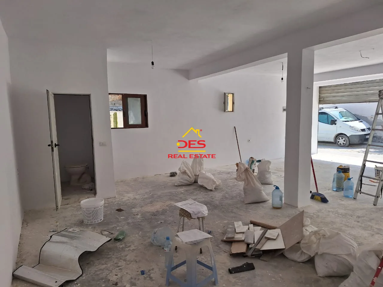 Shitet ambient biznesi pranë gjyqit të vjetër, vlorë.