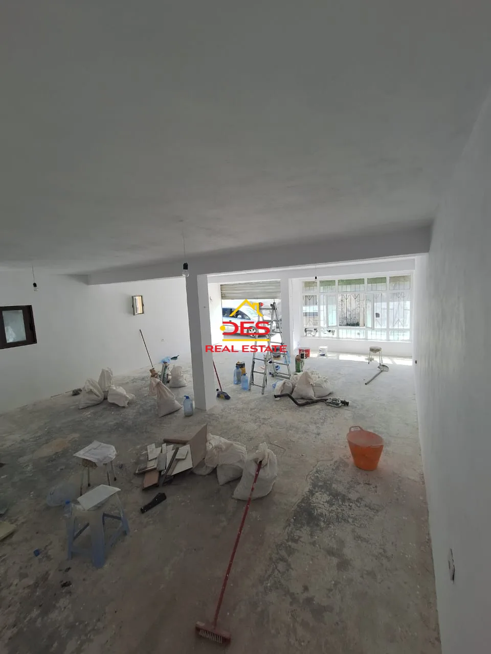 Shitet ambient biznesi pranë gjyqit të vjetër, vlorë.