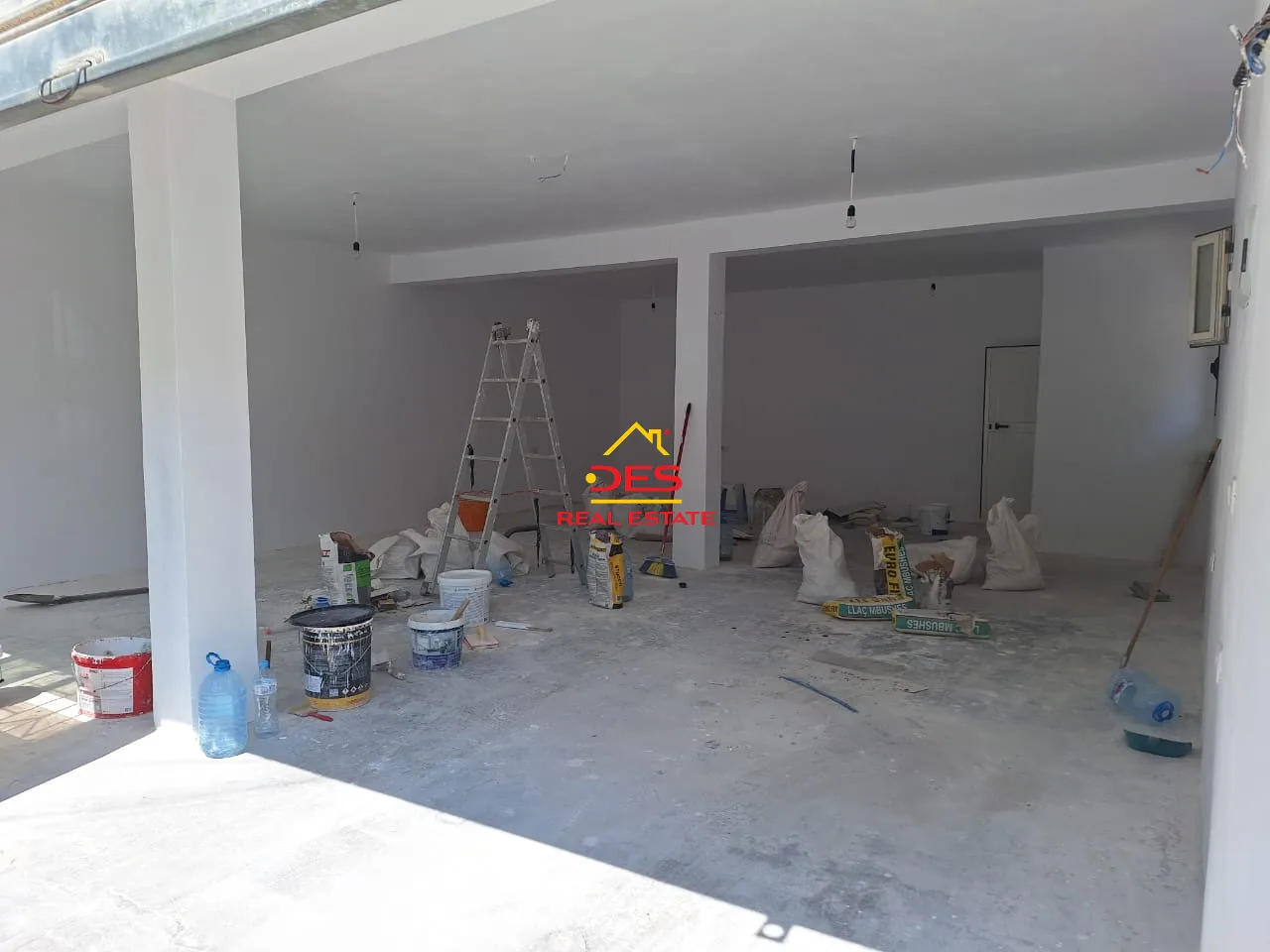 Shitet ambient biznesi pranë gjyqit të vjetër, vlorë.