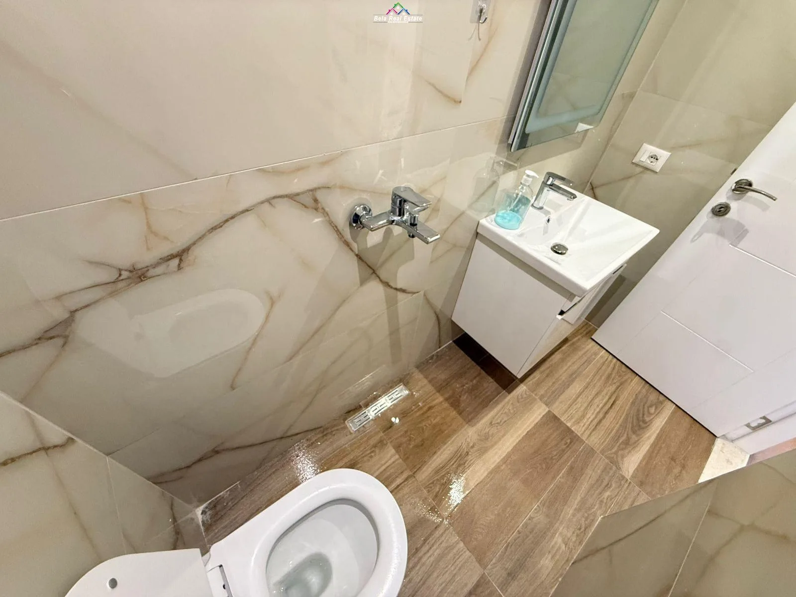 Apartament Me Qera 2+1+2 Tek Rruga e Barrikadave (ID B2201844) Tirane