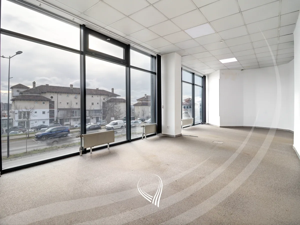 Zyre 500m2 me qira në lagjen Bregu i Diellit