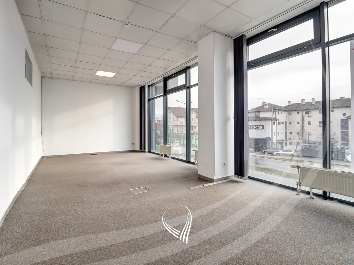 Zyre 500m2 me qira në lagjen Bregu i Diellit