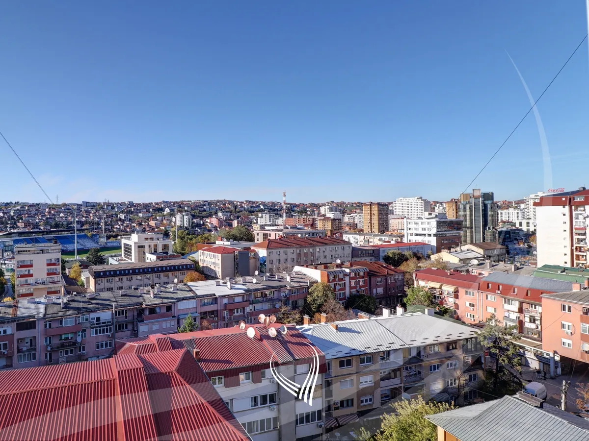 Banesë me 3 dhoma gjumi në shitje në Qendër
