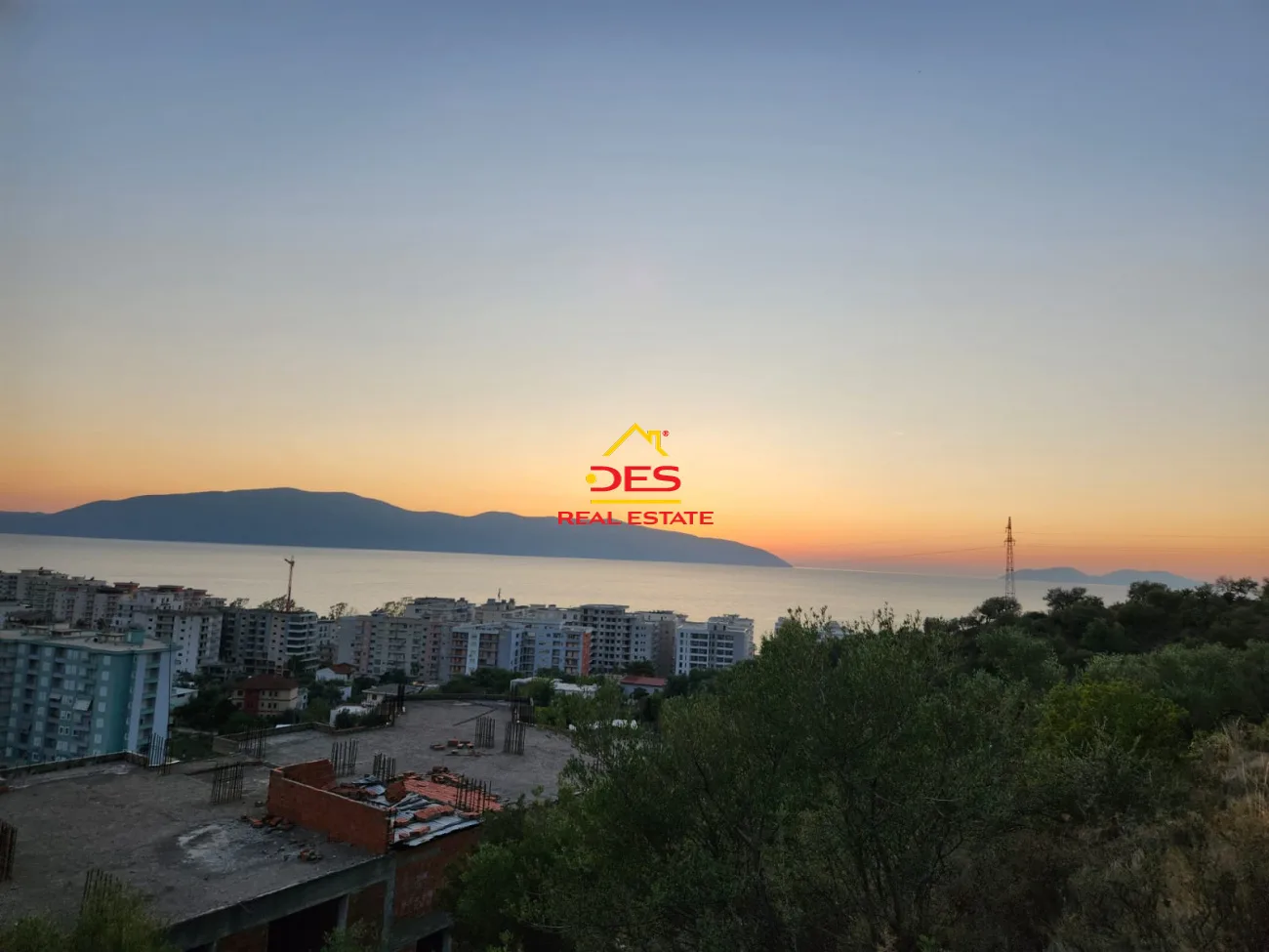 Shitet tokë – ullishte në kodër ,lungomare.