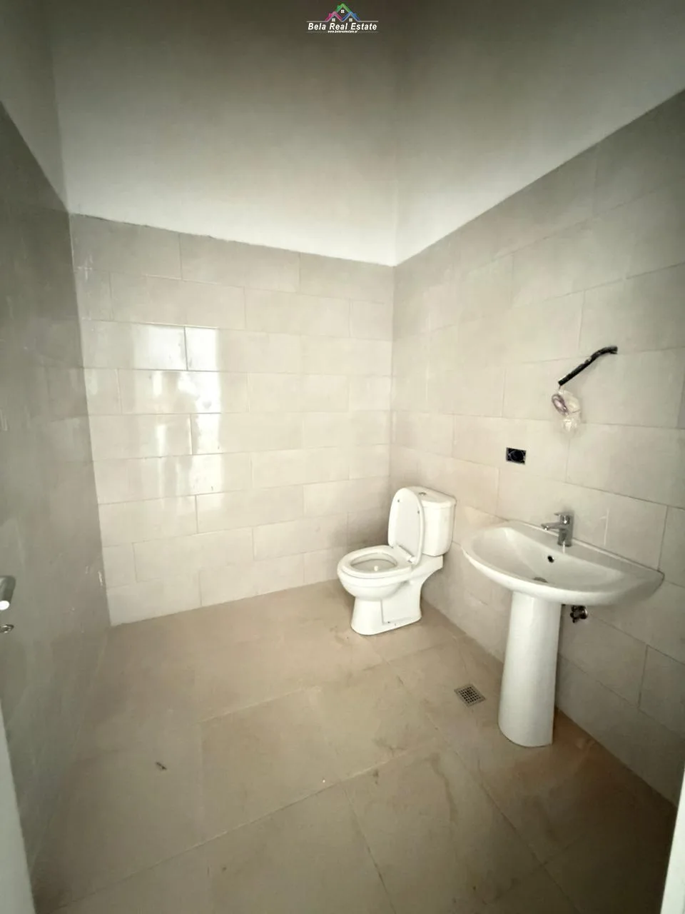 Dyqan Me Qera Tek Liqeni I Thate (ID BD21912) Tirane