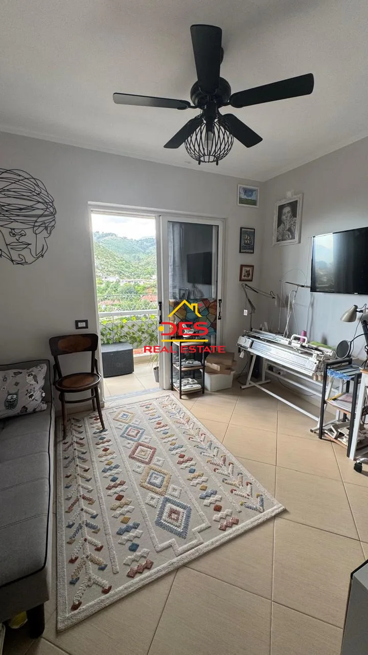 Shitet apartament 2+1 në delvinë
